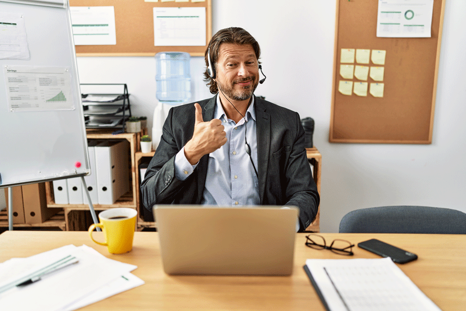 AdobeStock_483661699 Finance Broker helping out